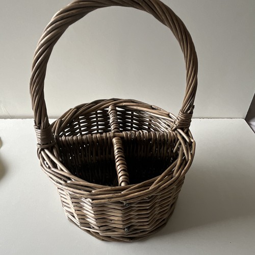 Brown round wicker - round,